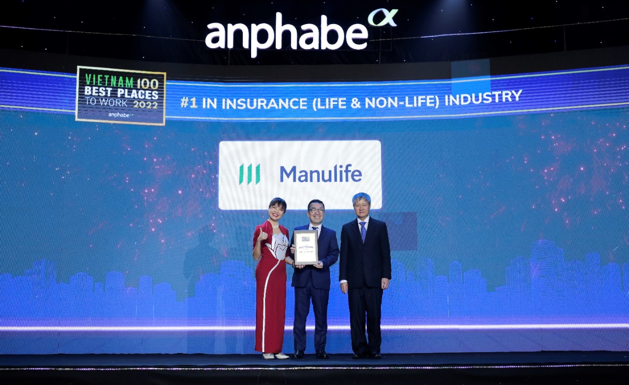 Ông Tôn Thất Anh Vũ, Giám đốc Khối Nhân sự của Manulife Việt Nam thay mặt Công ty nhận giải thưởng