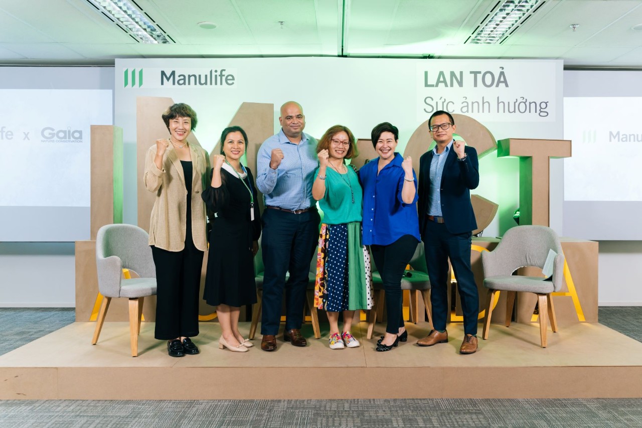 Đội ngũ lãnh đạo cấp cao của Manulife Việt Nam tại sự kiện triển lãm thuộc chương trình ‘Lan Tỏa Sức Ảnh Hưởng’